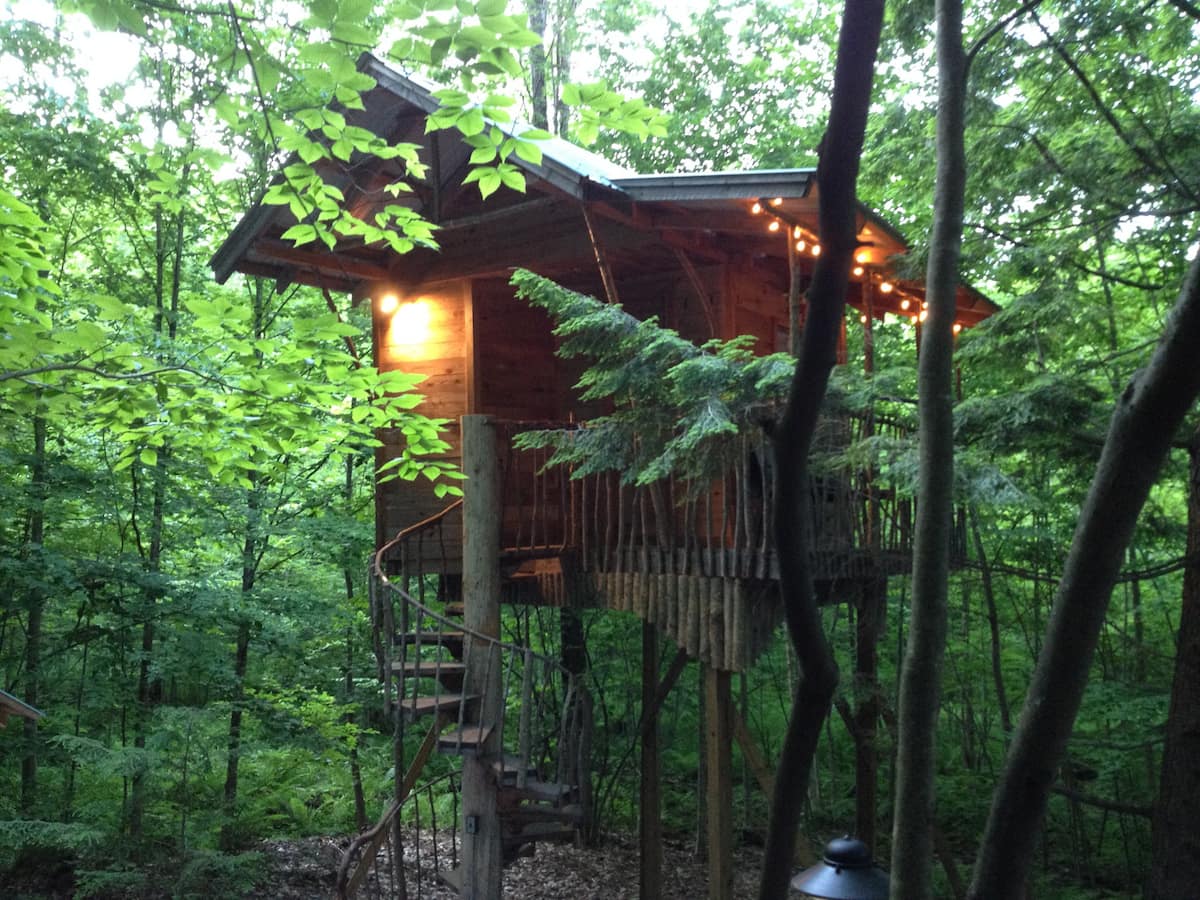 Adirondack Tree House Retreat Glamping
